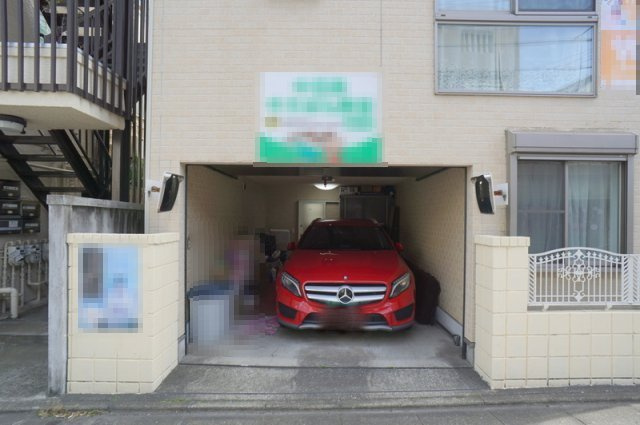 中目黒５　戸建の駐車場|☆シャッターゲート付き電動式ビルトインガレージ、アルファード等のハ
イルーフも入庫可能（高さ2.2m×幅3.4ｍ×奥行5.8ｍ）
☆プライバシー性を感じる西北角地、北西南三面採光
