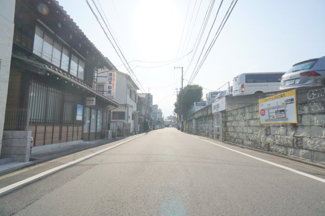 中目黒５　戸建の前面道路含む現地写真|北西側公道　幅員約7.2m
南西側公道　幅員約4.0m