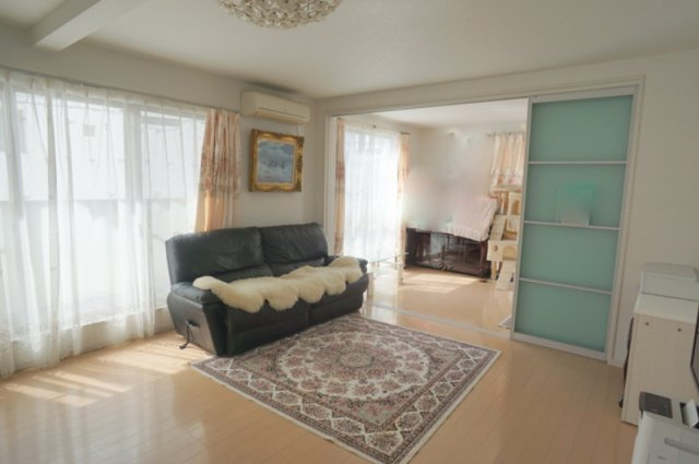 中目黒５　戸建の前面道路含む現地写真|☆プライバシー性を感じる西北角地、北西南三面採光
学校や公園徒歩圏内の落ち着いている住環境