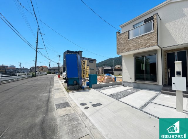 西宮市生瀬東町　第1期　新築一戸建ての前面道路含む現地写真|周辺は閑静な住宅街！前面道路広々で車の出し入れも便利です。駐車が苦手な方でも安心して車庫入れできます！