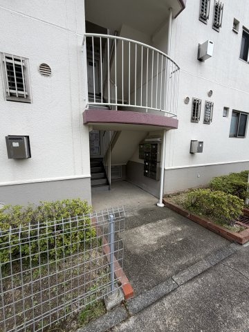 高倉台10団地44号棟のエントランス
