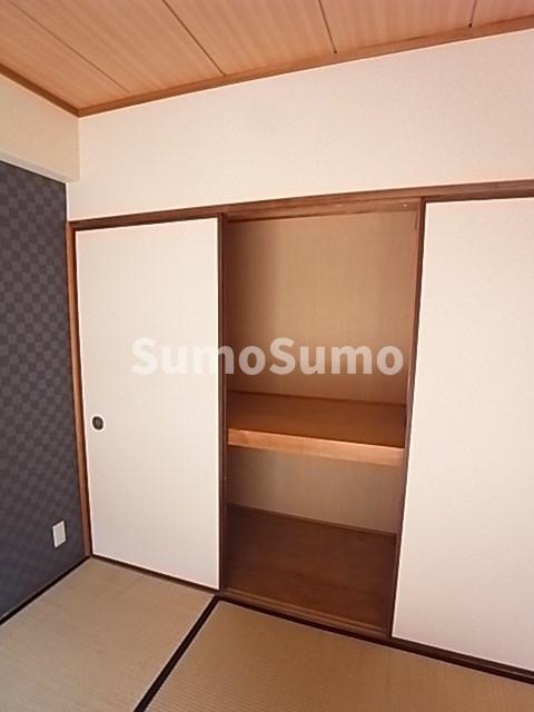 ハイツ雲雀丘の収納|こまごまとしたものを収納できそうですね