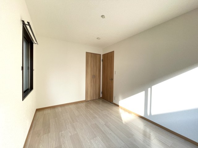 ライフタウニーB街区5号棟の洋室