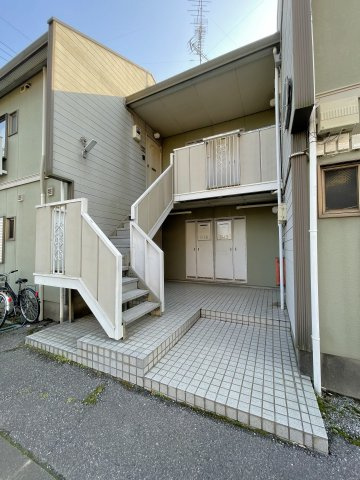 ライフタウニーB街区5号棟のエントランス