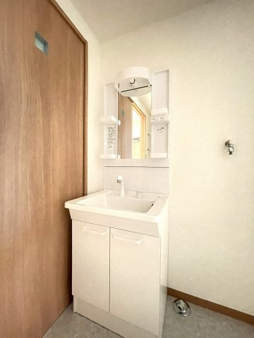 ライフタウニーB街区5号棟の独立洗面台