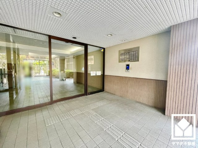 パルコート伏見桃山のエントランス