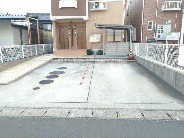 ヴィラ・ソーレⅡの駐車場