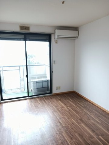 天神台パレスの居間・リビング|こちらのリビングで趣味の時間をお楽しみください