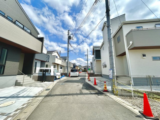 【前面道路含む現地写真】 | 本日内見できます　小・中学校6分　屋上　9号棟　市川市真間5　 | 販売現地