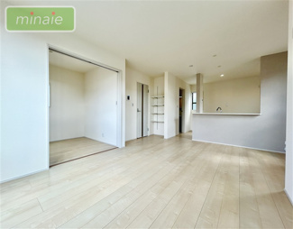 【居間・リビング】 | 本日内見できます　小・中学校6分　屋上　9号棟　市川市真間5　 | 販売現地