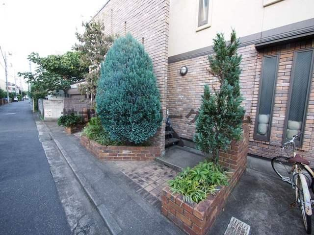 武蔵野市中町３丁目のアパートの庭