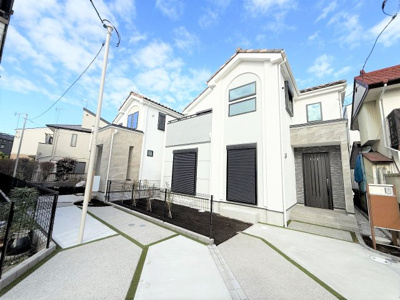 【外観】 | 【仲介手数料４７０万円が無料！！】■５ＬＤＫ＋車庫２台■ウルトラマン商店街を抜けた住宅街 | 【お得な諸費用サービスキャンペーン中！】
■詳しくは「物件概要」の「諸費用」をご確認下さい！
■祖師ヶ谷大蔵駅１１分！
■駐車場２台可
■耐震性、断熱性などで最高評価！
■ＺＥＨ水準住宅！
■内覧可能