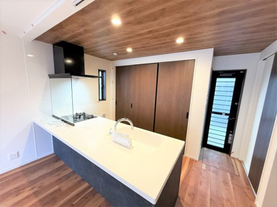 【キッチン】 | 【仲介手数料４７０万円が無料！！】■５ＬＤＫ＋車庫２台■ウルトラマン商店街を抜けた住宅街 | 【諸費用４７０万円ＯＦＦです！！】
■祖師ヶ谷大蔵駅１１分！
■駐車場２台可
■耐震性、断熱性などで最高評価！
■ＺＥＨ水準住宅！
■高断熱住宅！
■省エネ性能ラベル！
■内覧可能