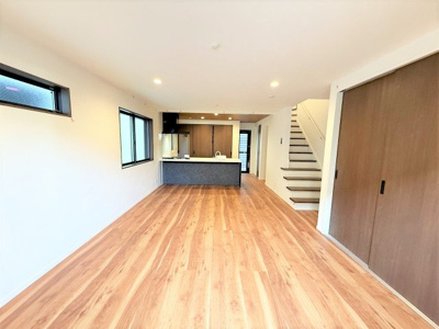 【居間・リビング】 | 【仲介手数料４７０万円が無料！！】■５ＬＤＫ＋車庫２台■ウルトラマン商店街を抜けた住宅街 | 【諸費用４７０万円ＯＦＦです！！】
■祖師ヶ谷大蔵駅１１分！
■駐車場２台可
■耐震性、断熱性などで最高評価！
■ＺＥＨ水準住宅！
■高断熱住宅！
■省エネ性能ラベル！
■内覧可能