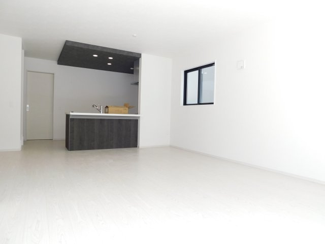 名古屋市北区長喜町３丁目の新築一戸建の居間・リビング|◇リビング◇　　南面で明るく広いリビング２２．１帖　折下天井のオシャレなフラットキッチン♪