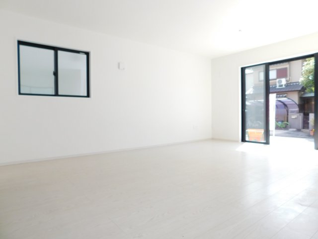 名古屋市北区長喜町３丁目の新築一戸建の居間・リビング|◇リビング◇　　南面で明るく広いリビング２２．１帖　インテリアプランが考えやすいワイドなリビング♪