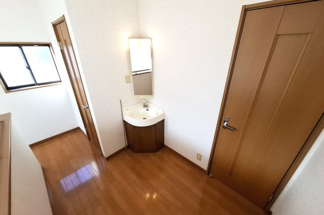 岸和田市尾生町5丁目の独立洗面台|2階ホール洗面台