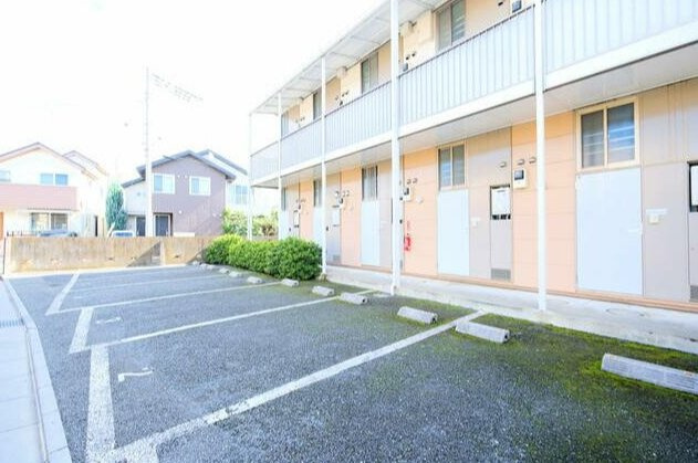 クレール小山の駐車場