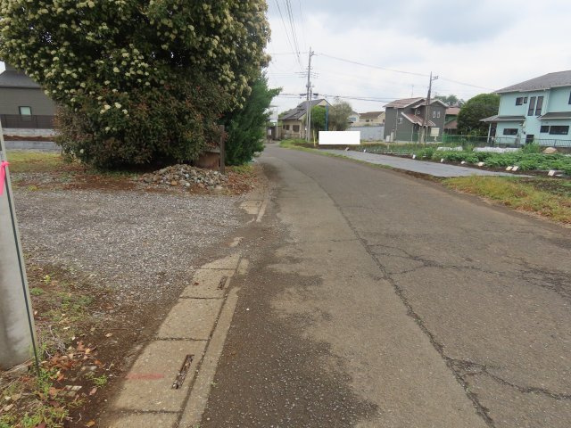 坂戸市成願寺売地の前面道路含む現地写真