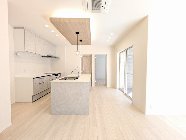 八王子市　小宮町　平屋（新築一戸建て）の居間・リビング|～13.75帖の明るいLDKで、家族団欒の時間をお過ごしいただけます～