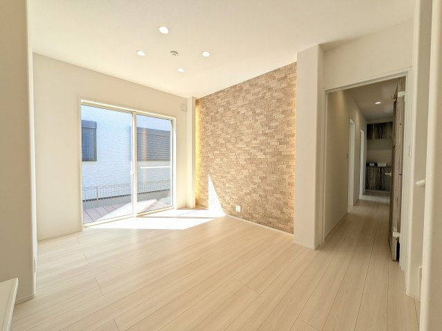 八王子市　小宮町　平屋（新築一戸建て）の居間・リビング|～13.75帖の明るいLDKで、家族団欒の時間をお過ごしいただけます～