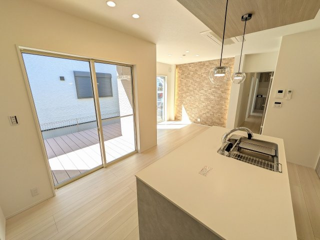 八王子市　小宮町　平屋（新築一戸建て）の居間・リビング|～13.75帖の明るいLDKで、家族団欒の時間をお過ごしいただけます～