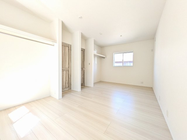 八王子市　小宮町　平屋（新築一戸建て）の寝室|～10.5帖の主寝室　5.25帖ずつの洋室2間に間仕切りすることも可能です～