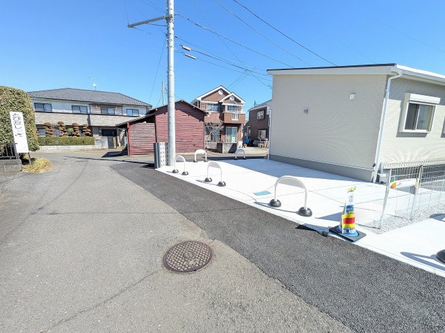 八王子市　小宮町　平屋（新築一戸建て）の前面道路含む現地写真|～北側4ｍ・西側4ｍ道路に面しています～