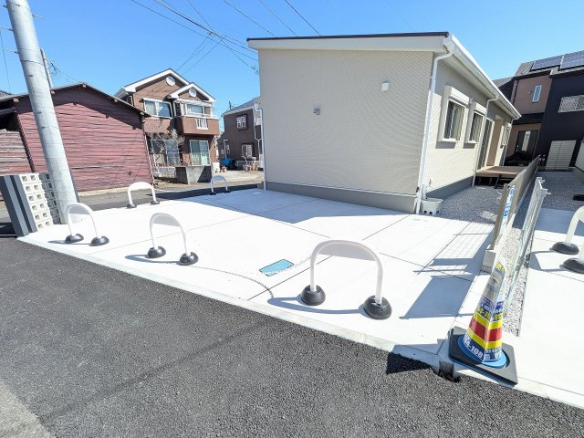 八王子市　小宮町　平屋（新築一戸建て）の駐車場|～並列3台駐車可能カースペース～