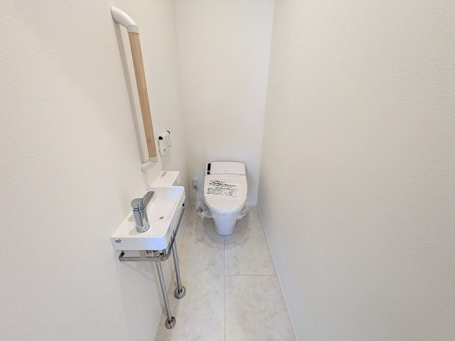 八王子市　小宮町　平屋（新築一戸建て）のトイレ|～暖房温水洗浄機能付きトイレ　手洗い器つきです～