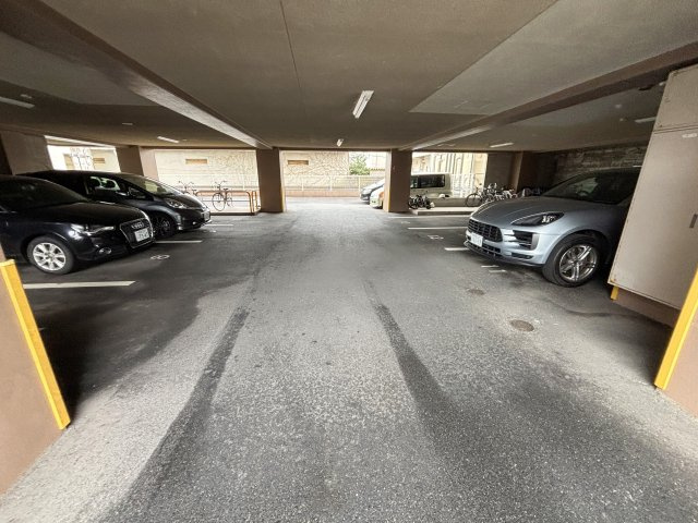 セレスト米子角盤町の駐車場