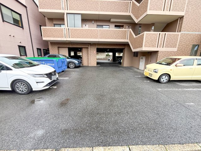 セレスト米子角盤町の駐車場