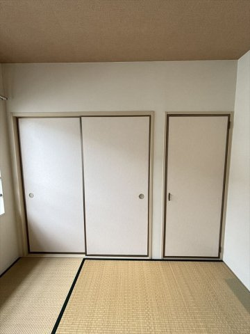 畳の上でゆっくりとくつろげる和室です