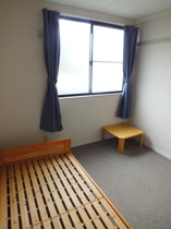 落ち着いて過ごせるお部屋なので、寝室にいかがでしょうか