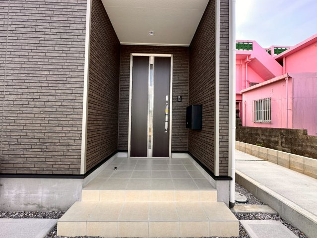 ♥♥宜野湾市上原第2-2号棟（全3棟）の玄関|現地撮影2026.4☆いつでも内覧可能です♪