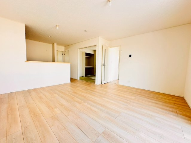 ♥♥宜野湾市上原第2-2号棟（全3棟）の居間・リビング|現地撮影2026.4☆いつでも内覧可能です♪