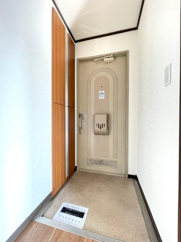 ライフタウニーB街区6号棟の玄関