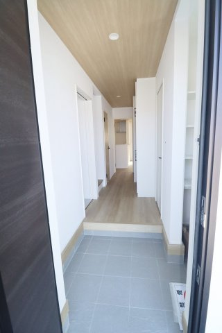 郡山市富久山町久保田字水口　　　１号棟　　　行健小学校、行健中学区の玄関