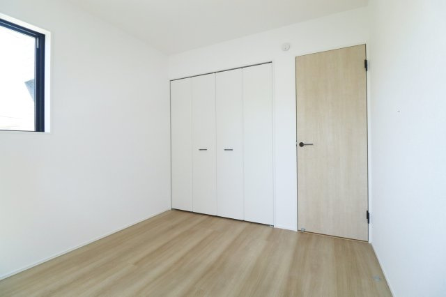 郡山市富久山町久保田字水口　　　１号棟　　　行健小学校、行健中学区の洋室