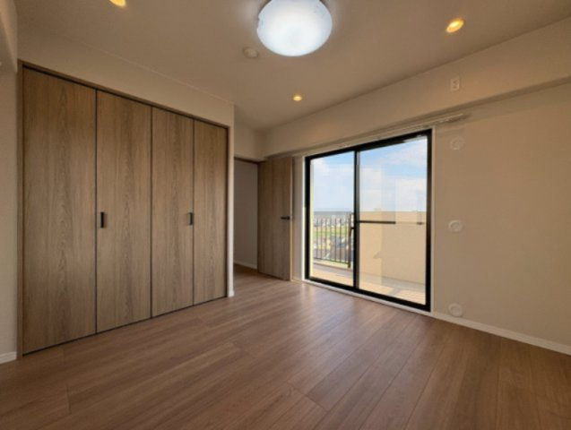 長岡京グリーンマンションの洋室|壁面に幅広のクローゼットを備えた居室です◎南北バルコニーに出入りできる掃き出し窓があります。