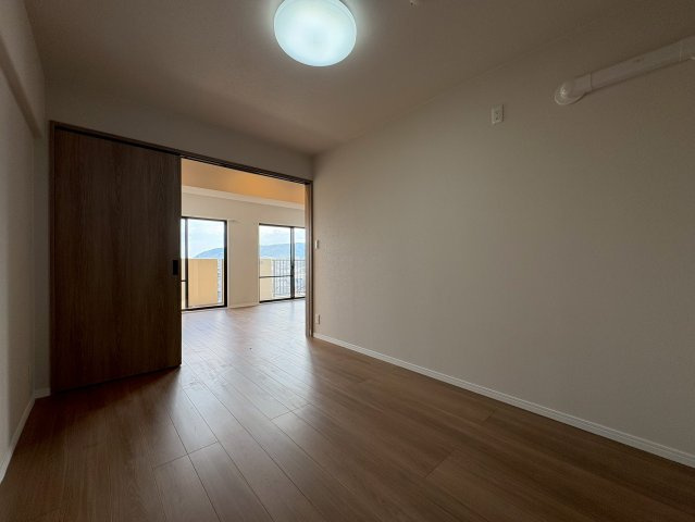 長岡京グリーンマンションの洋室|LDK横の約5.0帖の洋室。お子様の居室や寝室にぴったりです◎