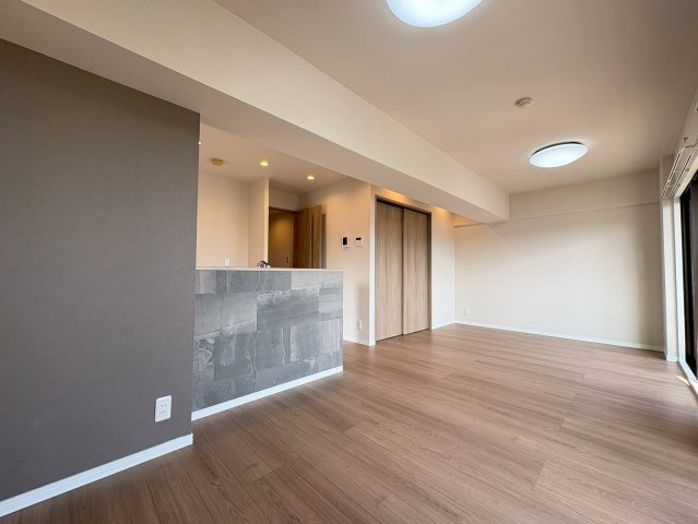 長岡京グリーンマンションの居間・リビング|グレーと大理石調のアクセントクロスが素敵な空間です！