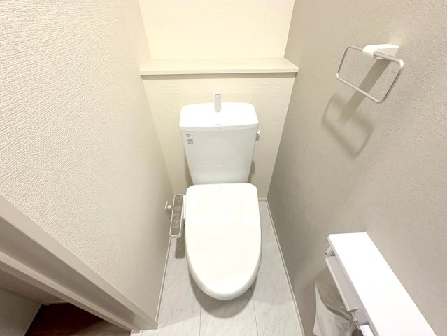 リーブルガーデン　岐阜市中川原第4　全3区画分譲のトイレ|超表面平滑加工とイオンパワーの「セフィオンテクト」加工で、汚れが付きにくく落ちやすい仕様で清潔です。
便器にフチがないので汚れが隠れて見えない部分がありません。お手入れがとってもラクラクです。