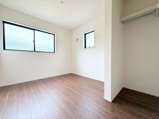 リーブルガーデン　岐阜市中川原第4　全3区画分譲の洋室|全居室にたっぷり収納できる大型クローゼット、居室部分の窓ガラスには間に空気層を設けたペアガラスを採用。
高い断熱性と共にガラス面の結露対策にも効果を発揮します。