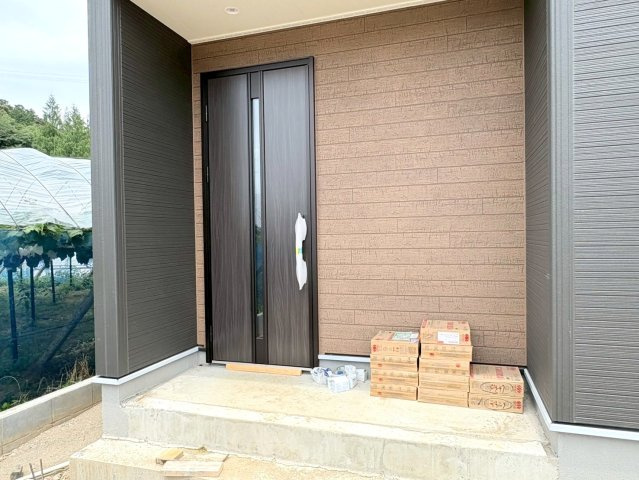 リーブルガーデン　岐阜市中川原第4　全3区画分譲の玄関|【ピッキング防止機能付き玄関ドア錠】玄関ドアの鍵は上下に２つあり、内側の下段は脱着サムターンキー。
鍵を不正に開錠されても、もう１つの鍵でピッキングを防ぎます。防犯性の高い仕様になっています。