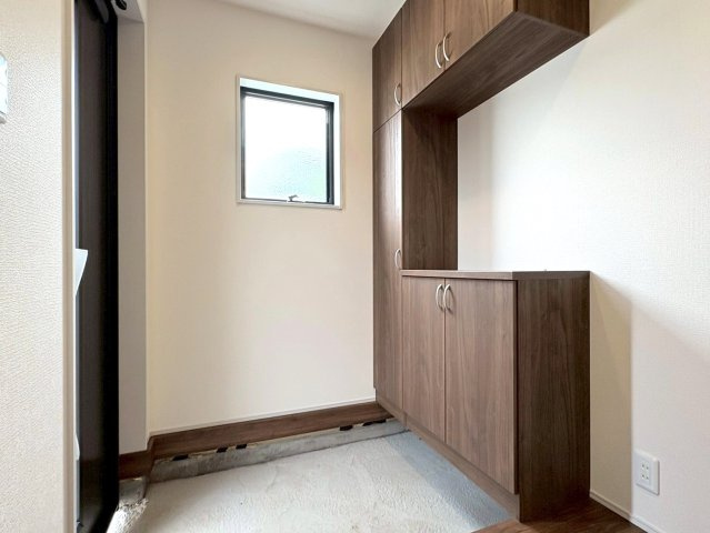 リーブルガーデン　岐阜市中川原第4　全3区画分譲の玄関|大容量のシューズ収納付きで玄関周りもすっきり！玄関ドアからの光が玄関ホールを明るくしてくれます。
