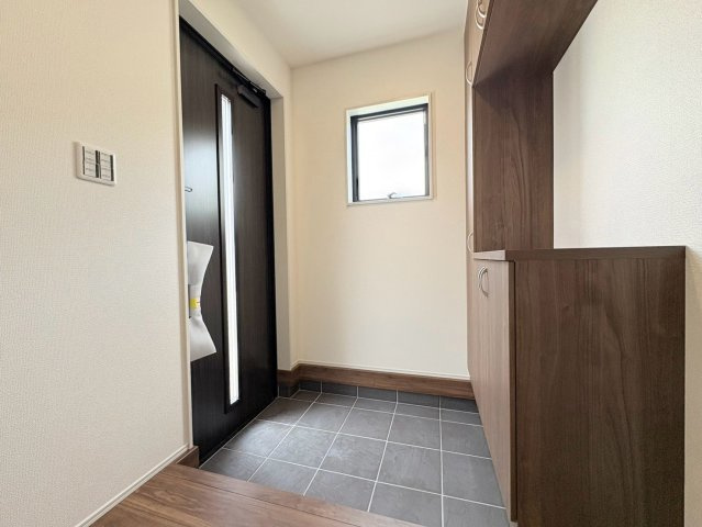 リーブルガーデン　岐阜市中川原第4　全3区画分譲の玄関|大容量のシューズ収納付きで玄関周りもすっきり！玄関ドアからの光が玄関ホールを明るくしてくれます。