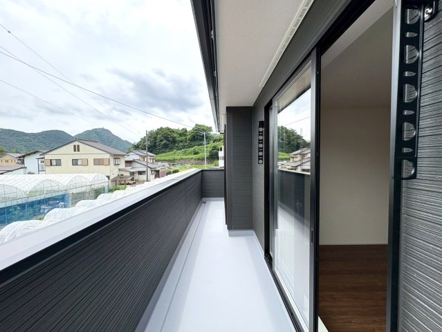 リーブルガーデン　岐阜市中川原第4　全3区画分譲のバルコニー|バルコニーは南向きで洗濯物もよく乾きます！強度と表面積硬度を持つFPRで防水しています。