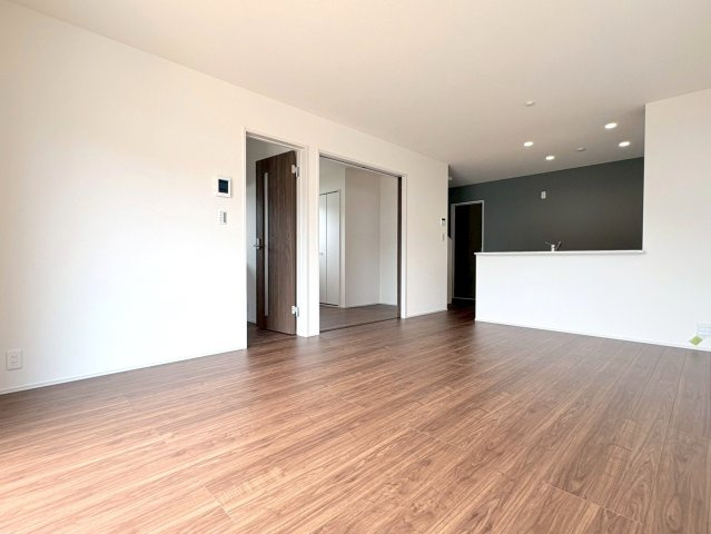 リーブルガーデン　岐阜市中川原第4　全3区画分譲の居間・リビング|明るい日差しをふんだんに取り込んだリビングダイニングは家族の笑顔につつまれた素敵な空間になります。
一建設の家は精度が高く丈夫な工法を採用し、「住宅トップランナー基準」に対応しています。