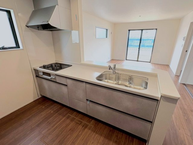 リーブルガーデン　岐阜市中川原第4　全3区画分譲のキッチン|機能的で手入れがしやすいシステムキッチンでお掃除も楽々。蛇口は浄水器内蔵型で節湯CI対応水栓です。　
人造大理石カウンターやキッチンパネルなど明るくきれいにお使いいただけます。
